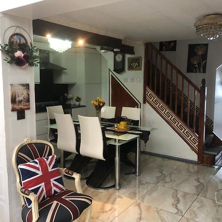 Cheerful 4 Bedroom House With Garden Free Parking Londra Exterior foto