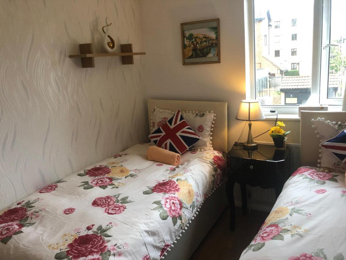 Cheerful 4 Bedroom House With Garden Free Parking Londra Exterior foto