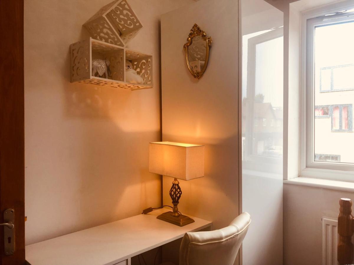 Cheerful 4 Bedroom House With Garden Free Parking Londra Exterior foto