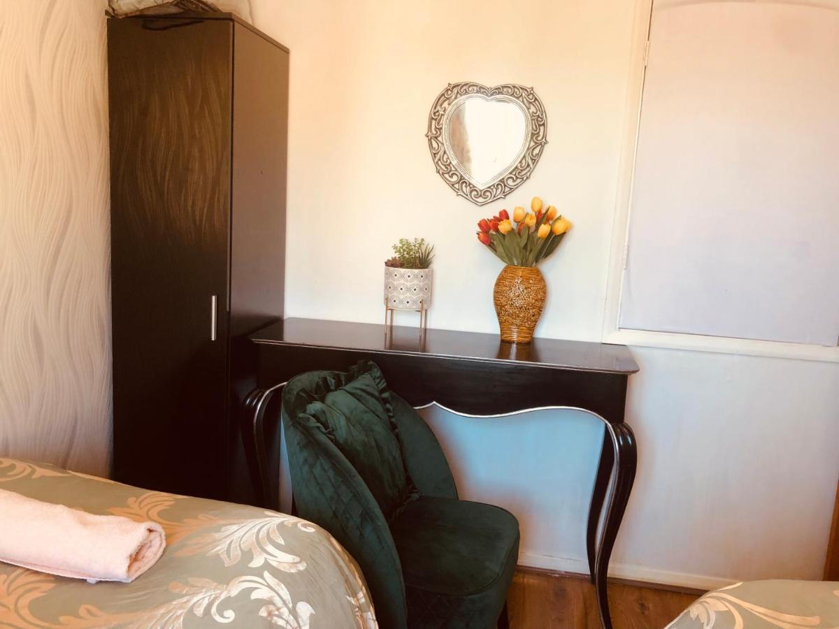 Cheerful 4 Bedroom House With Garden Free Parking Londra Exterior foto