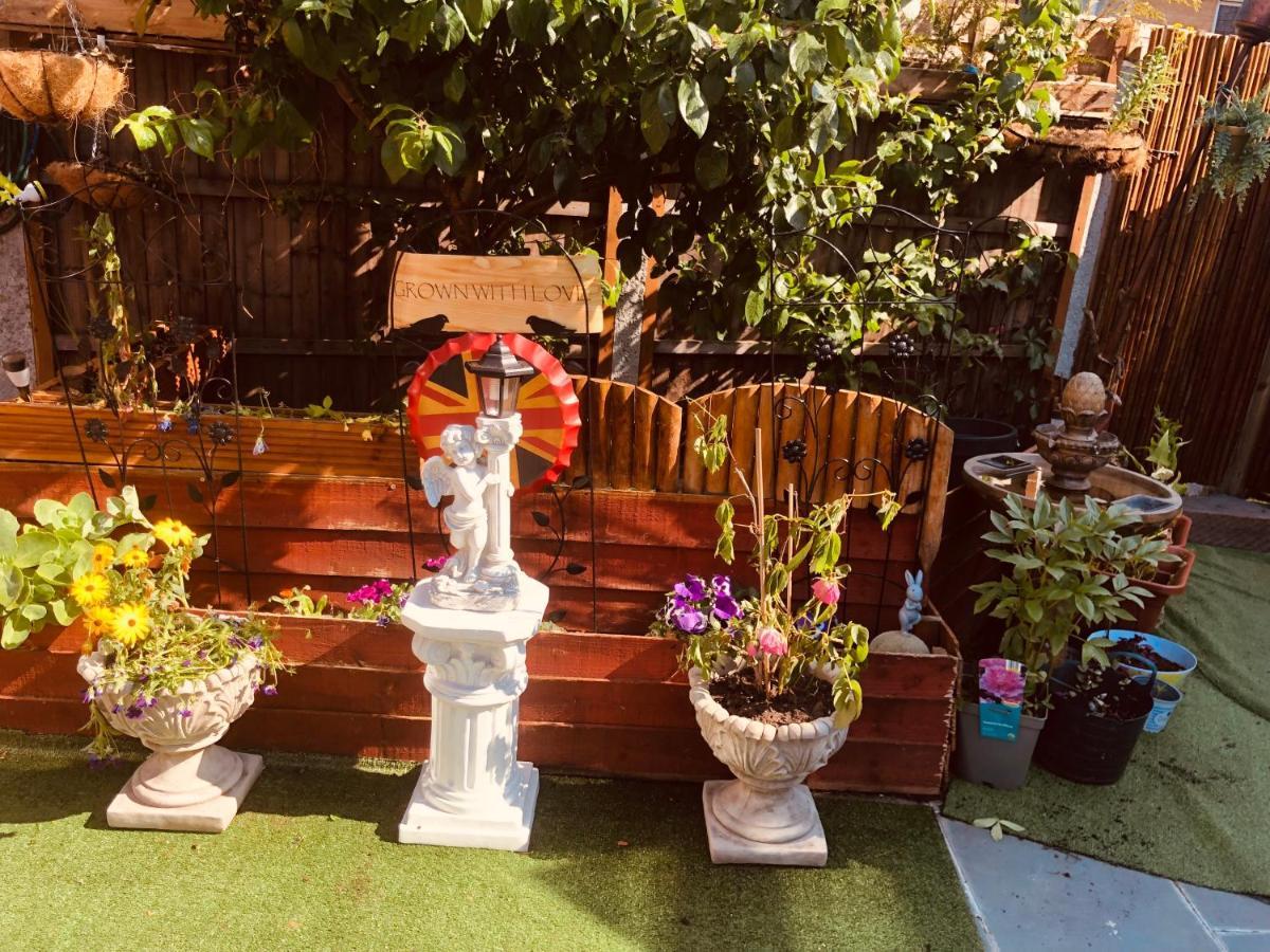 Cheerful 4 Bedroom House With Garden Free Parking Londra Exterior foto